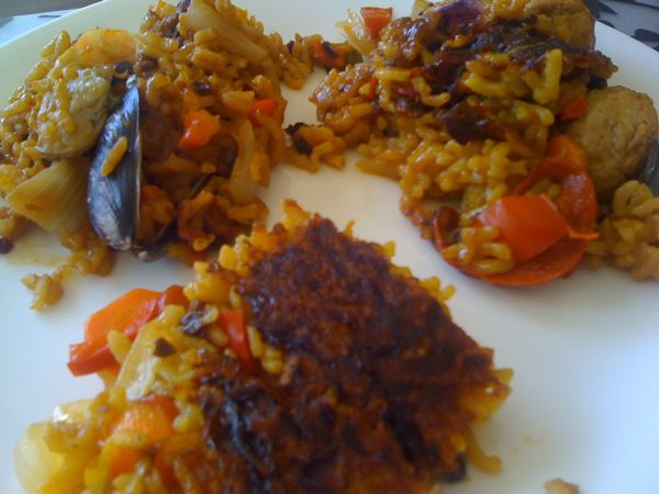 Hacer el socarrat de la paella valenciana